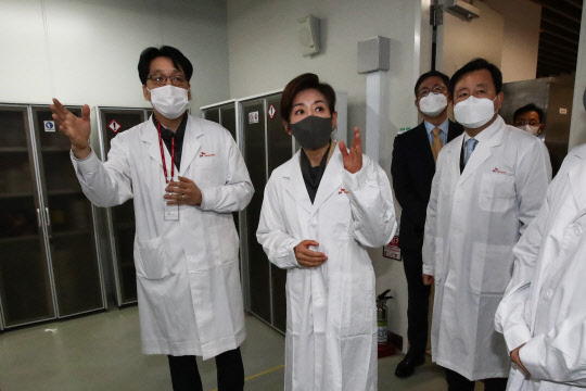 서울시장 보궐선거 출마 선언을 한 나경원 전 국민의힘 원내대표가 25일 코로나19 백신 개발 현장인 경기도 성남시 SK바이오사이언스 판교본사를 방문해 관계자의 설명을 듣고 있다. 연합뉴스.